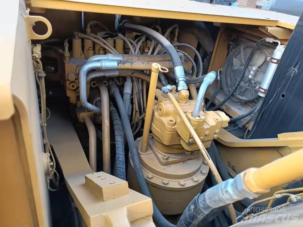 CAT 324 D حفارات زحافة