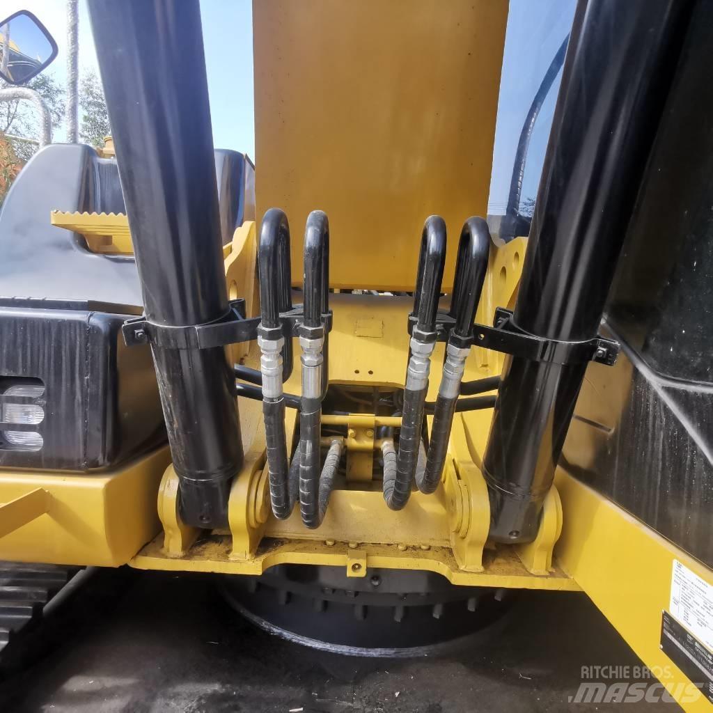 CAT 320 D حفارات زحافة