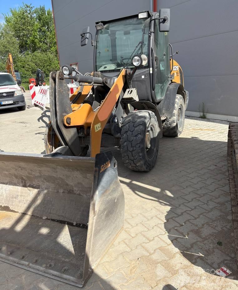 CASE 121 F لوادر بعجل