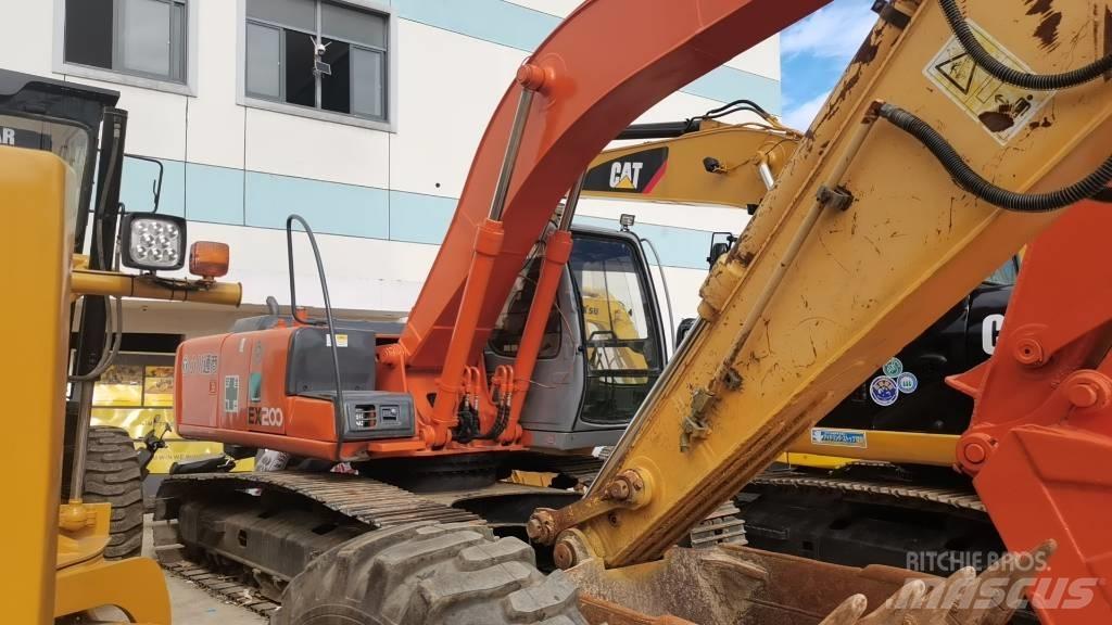 Hitachi EX 200-5 حفارات زحافة