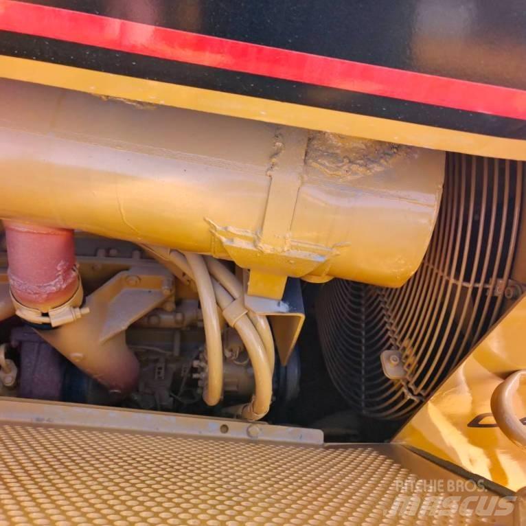CAT D 6 R بلدوزرات مجنزرة
