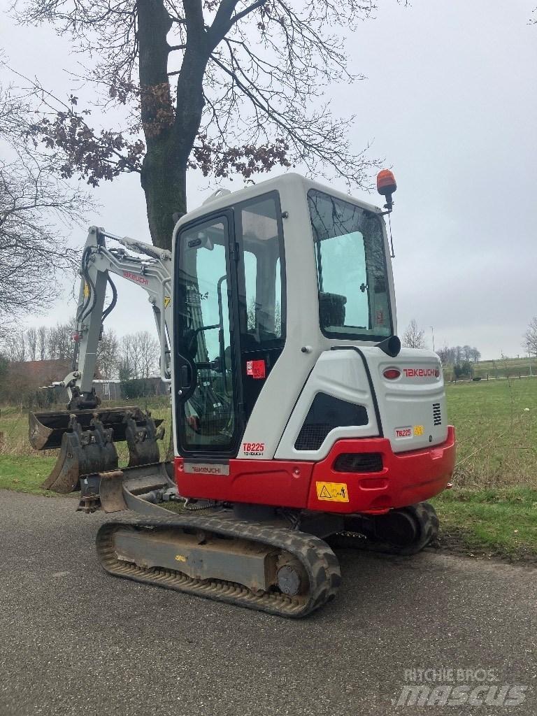 Takeuchi TB225 extra حفارات صغيرة أقل من 7 طن (حفارات صغيرة)