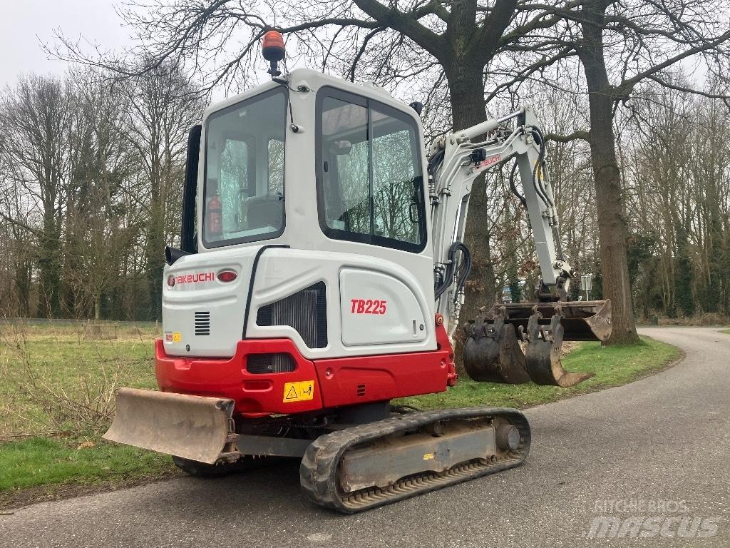 Takeuchi TB225 extra حفارات صغيرة أقل من 7 طن (حفارات صغيرة)