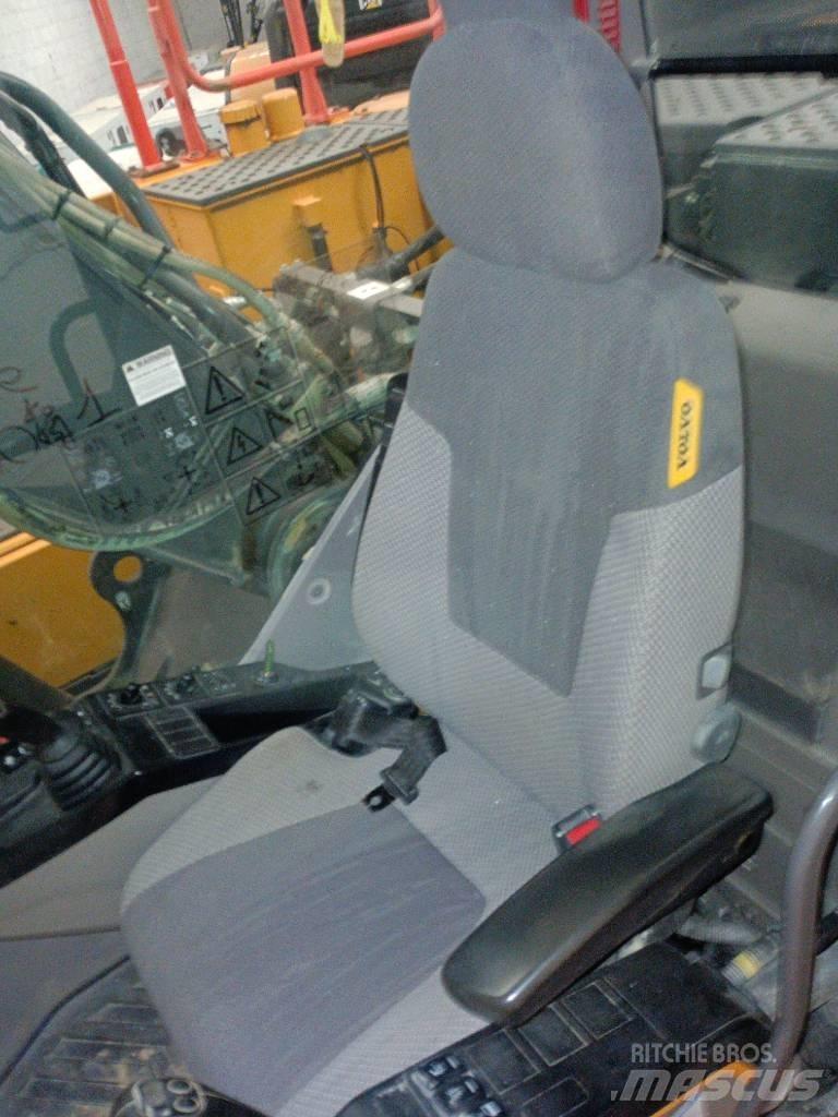 Volvo EC 220 E حفارات زحافة