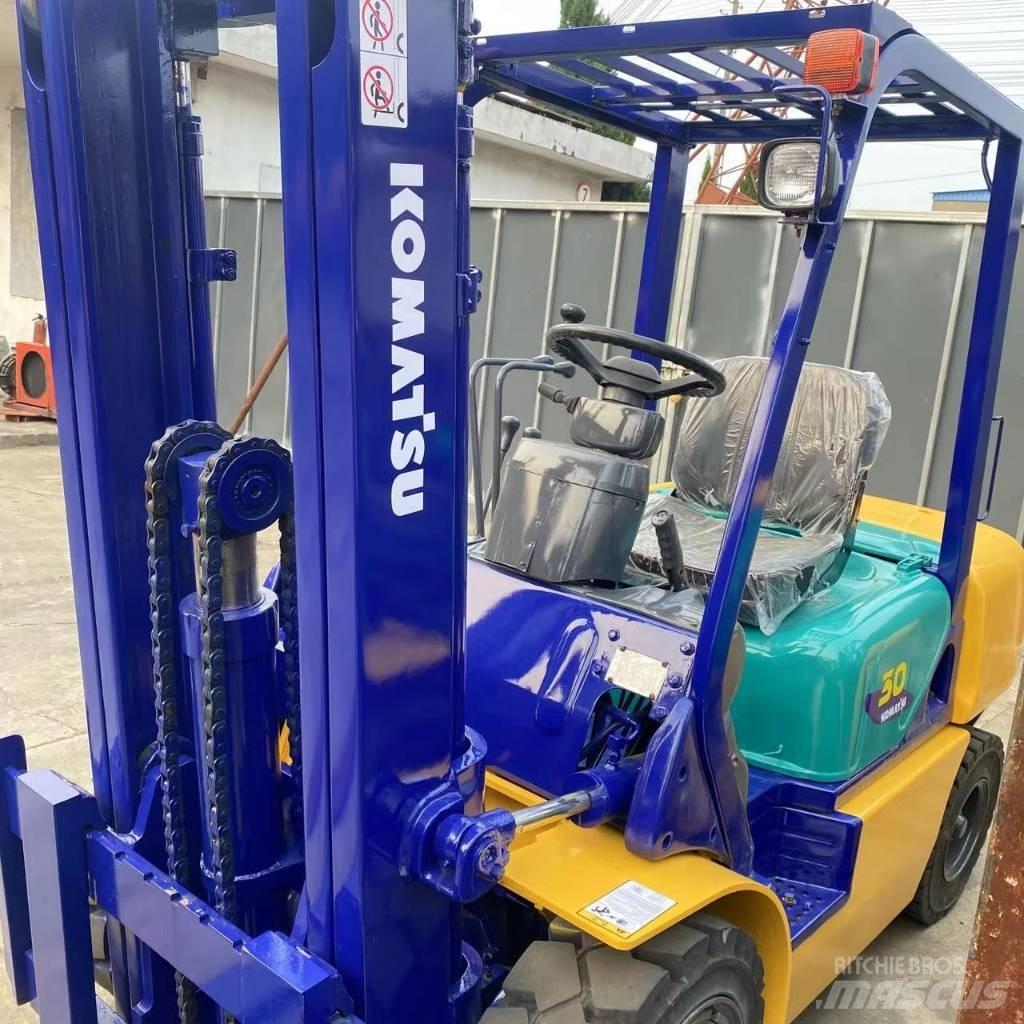 Komatsu FD 30 T-14 شاحنات الديزل