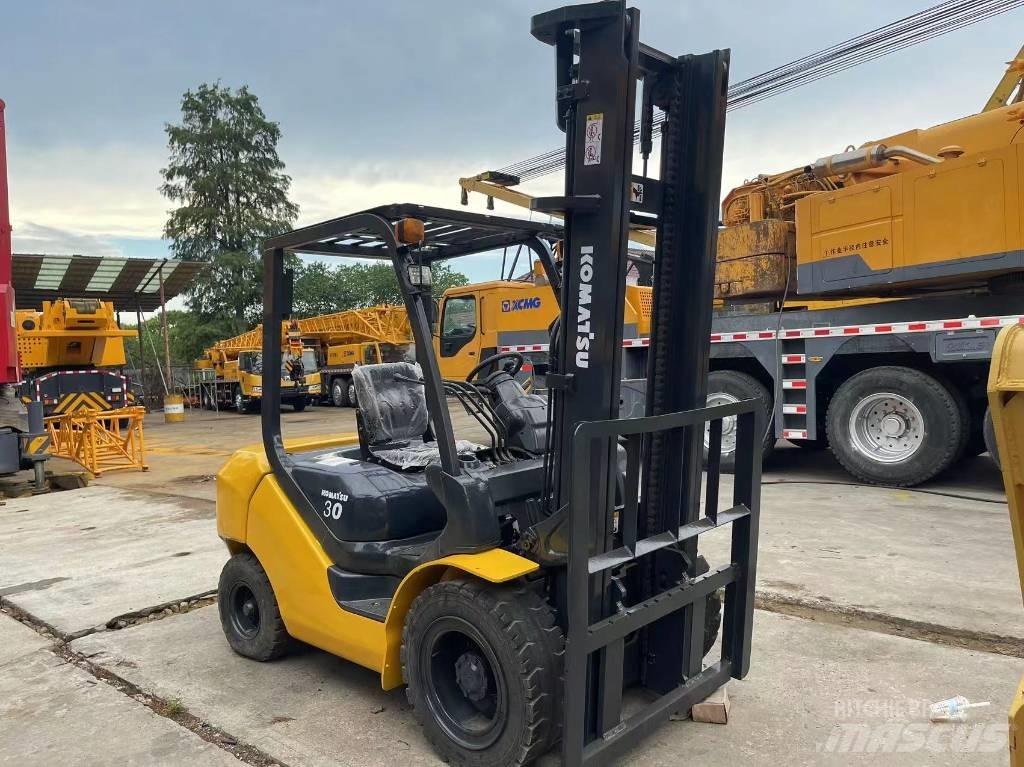 Komatsu FD 30 T-14 شاحنات الديزل