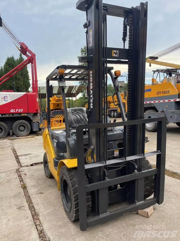 Komatsu FD 30 T-14 شاحنات الديزل
