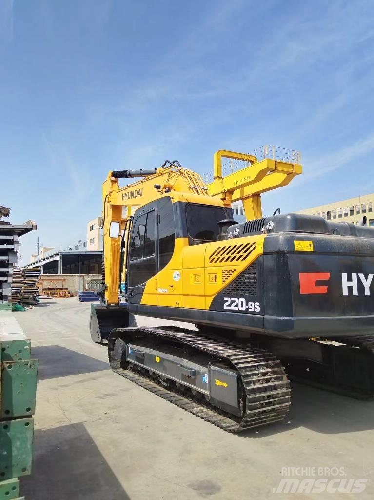 Hyundai R220LC-9S حفارات زحافة