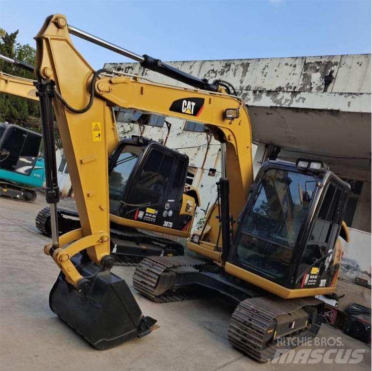 CAT 307 D حفارات زحافة