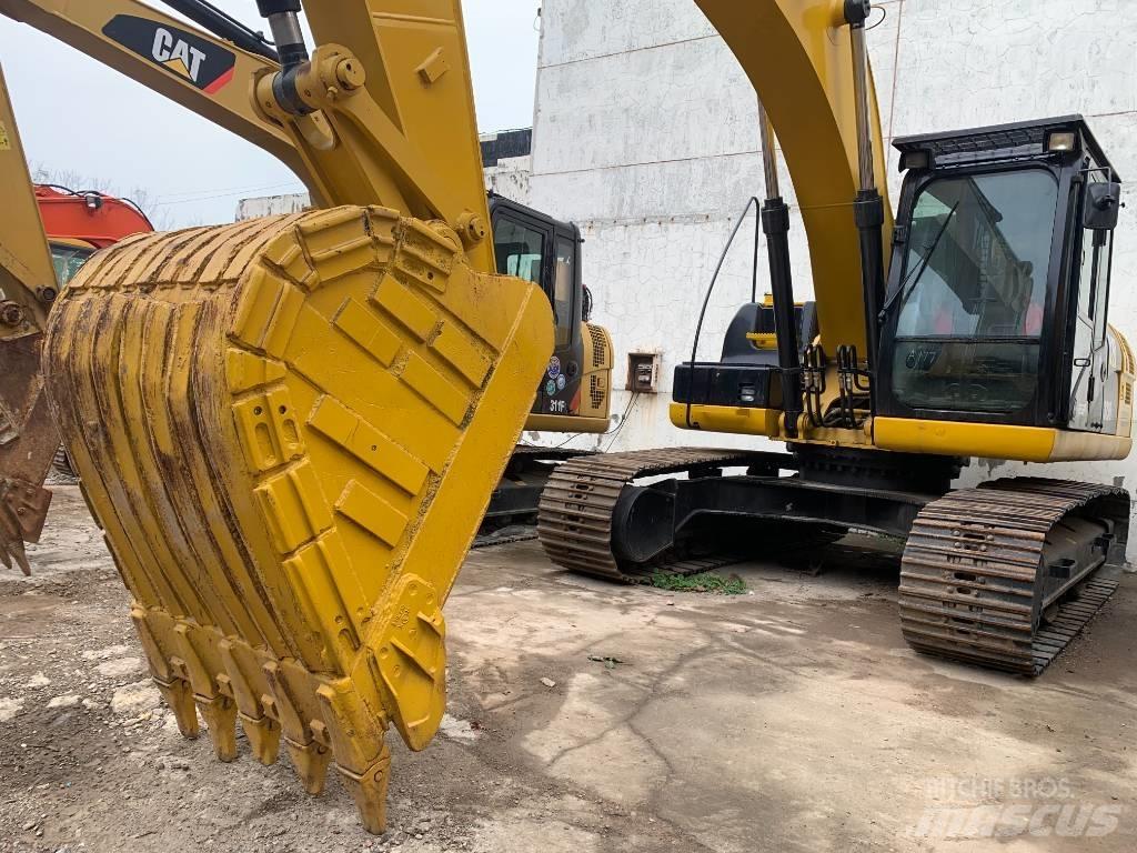 CAT 323 D L حفارات زحافة