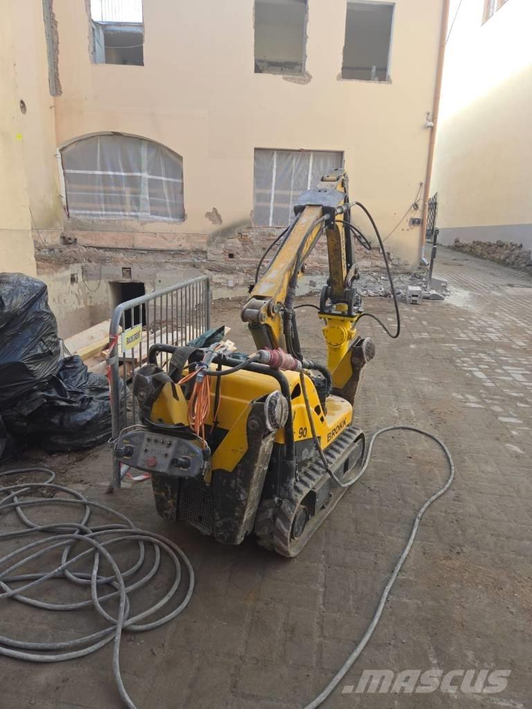 Brokk 90 حفارات هدم