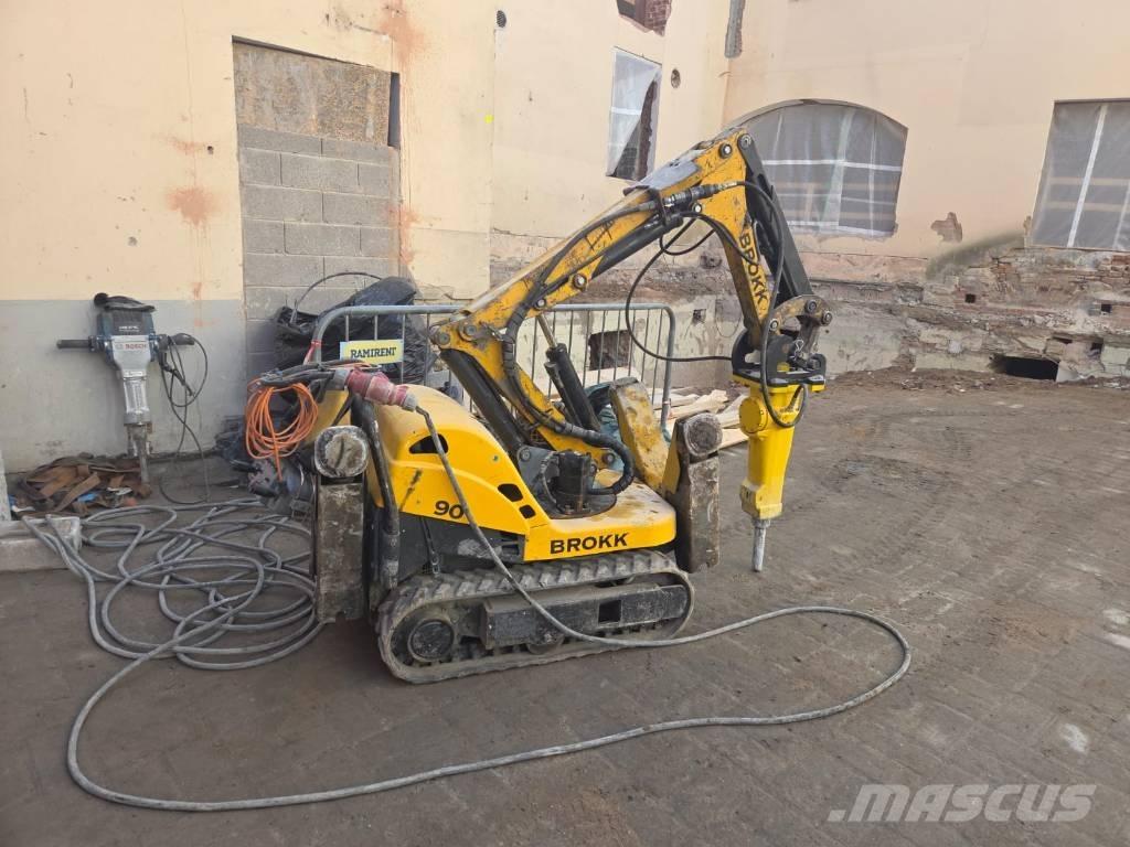 Brokk 90 حفارات هدم