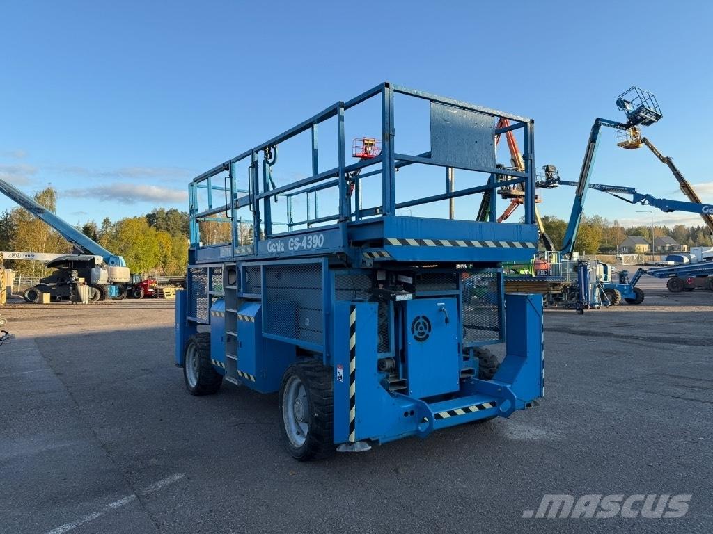 Genie GS 4390 رافعات مقصية الشكل