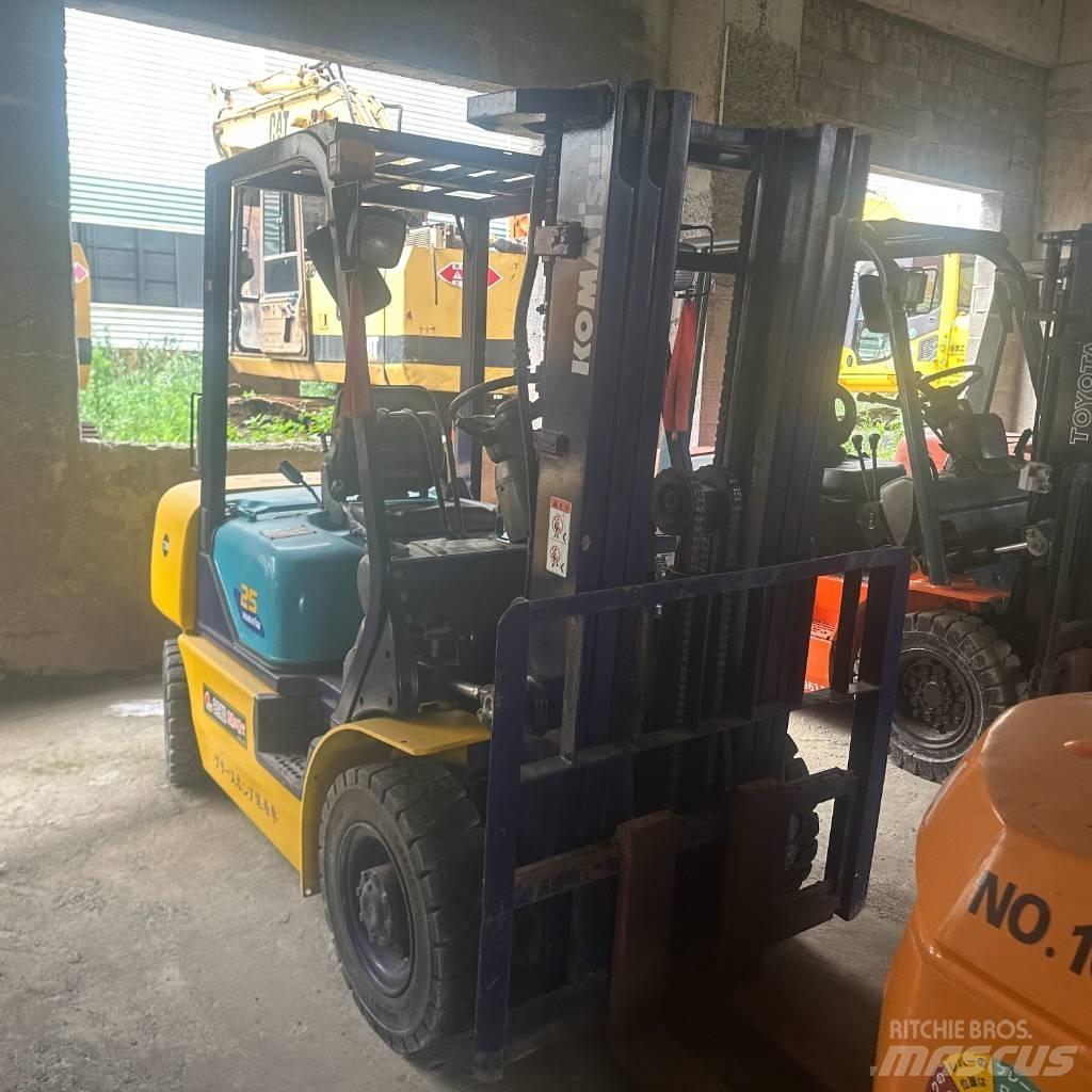 Komatsu F25T-14 شاحنات الديزل