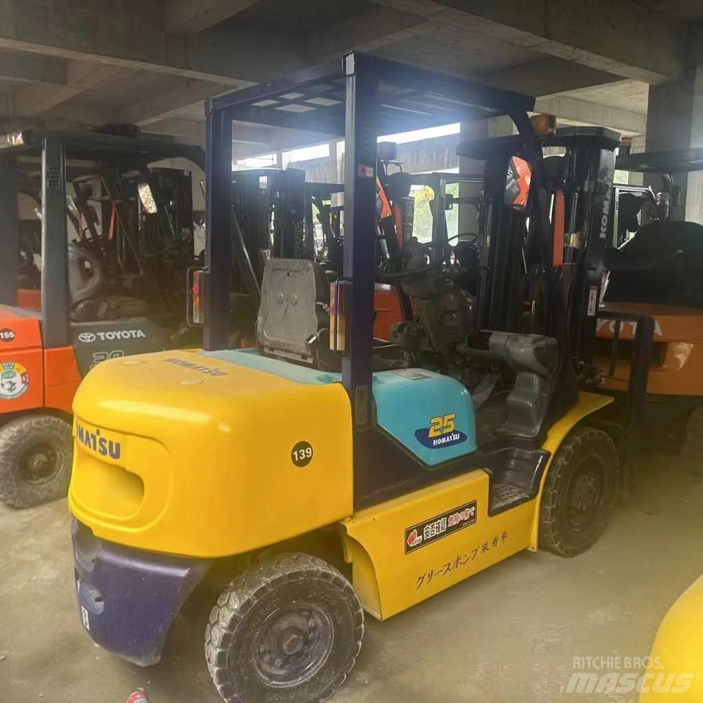 Komatsu F25T-14 شاحنات الديزل