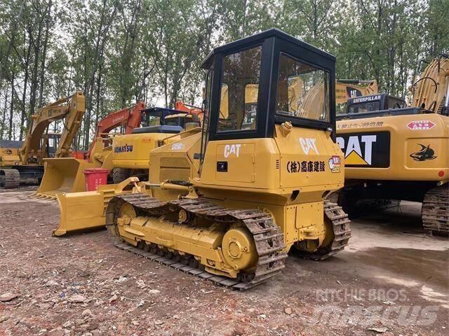 CAT D 5 G بلدوزرات مجنزرة