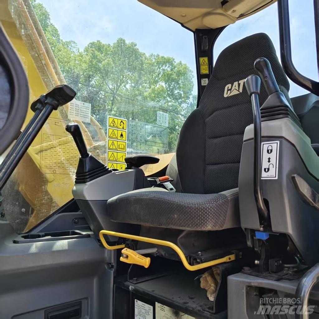 CAT 310 حفارات زحافة