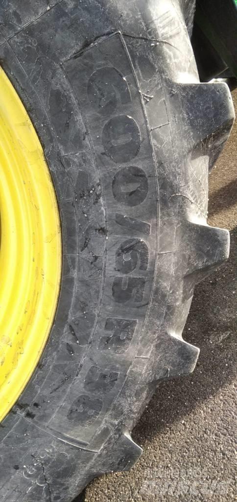 John Deere 6105 RC الجرارات