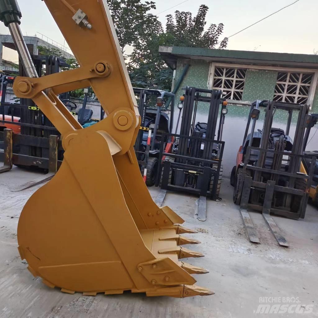 CAT 330 D حفارات زحافة