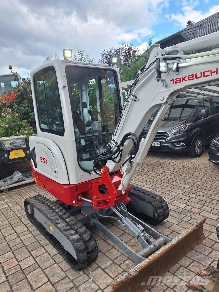 Takeuchi TB 225 حفارات صغيرة أقل من 7 طن (حفارات صغيرة)