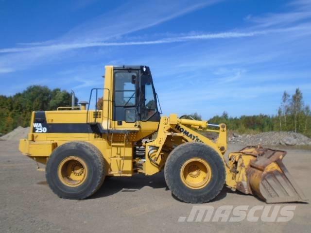 Komatsu WA 250 لوادر بعجل