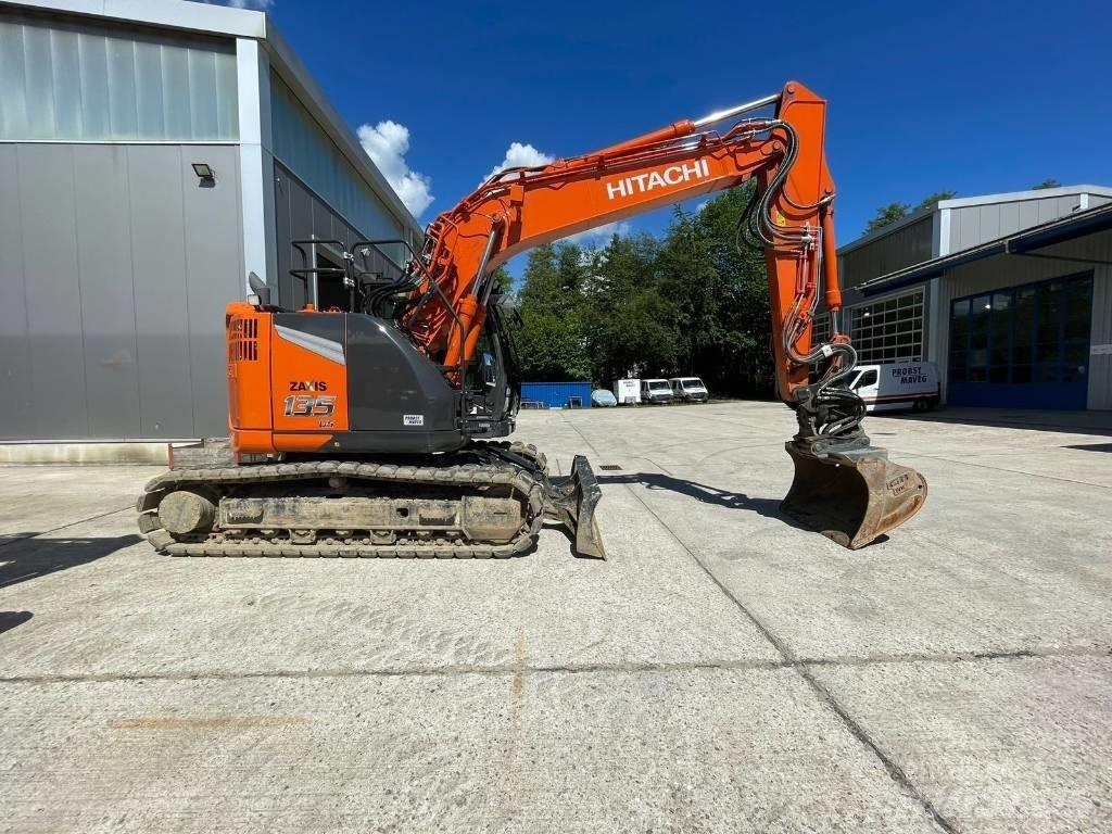 Hitachi ZX135US حفارات زحافة