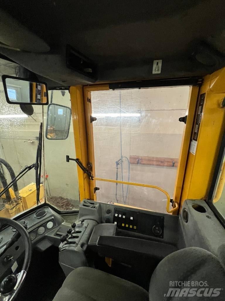 Volvo L90 B لوادر بعجل