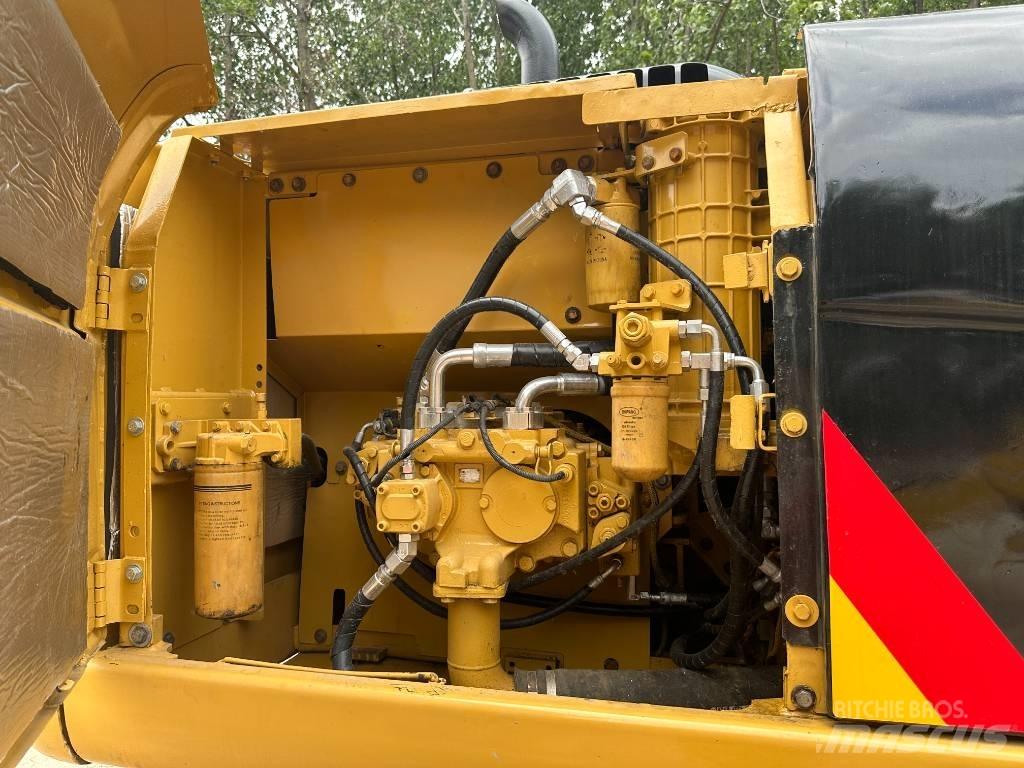 CAT 320D حفارات زحافة