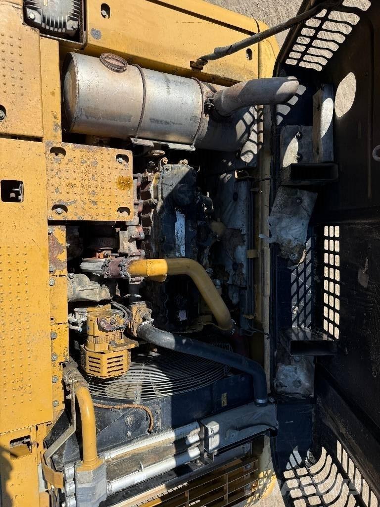CAT 324 D حفارات زحافة