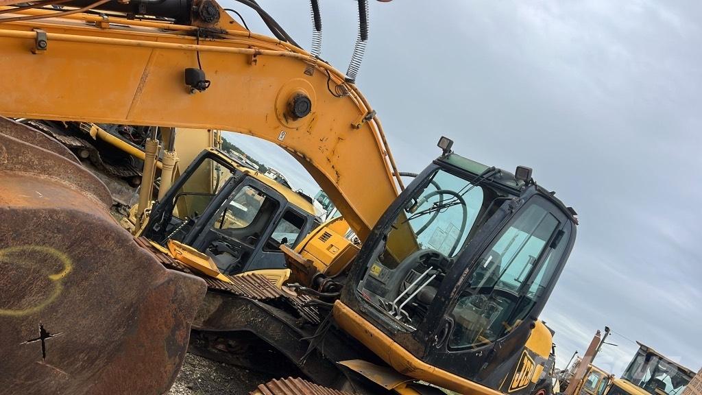 JCB 220 محركات