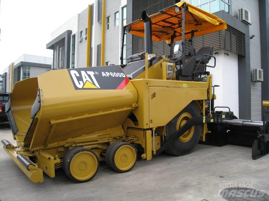CAT AP 600 D معدات السفلتة