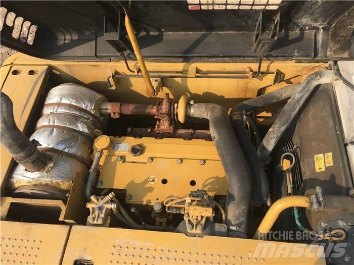 CAT 320 D حفارات زحافة