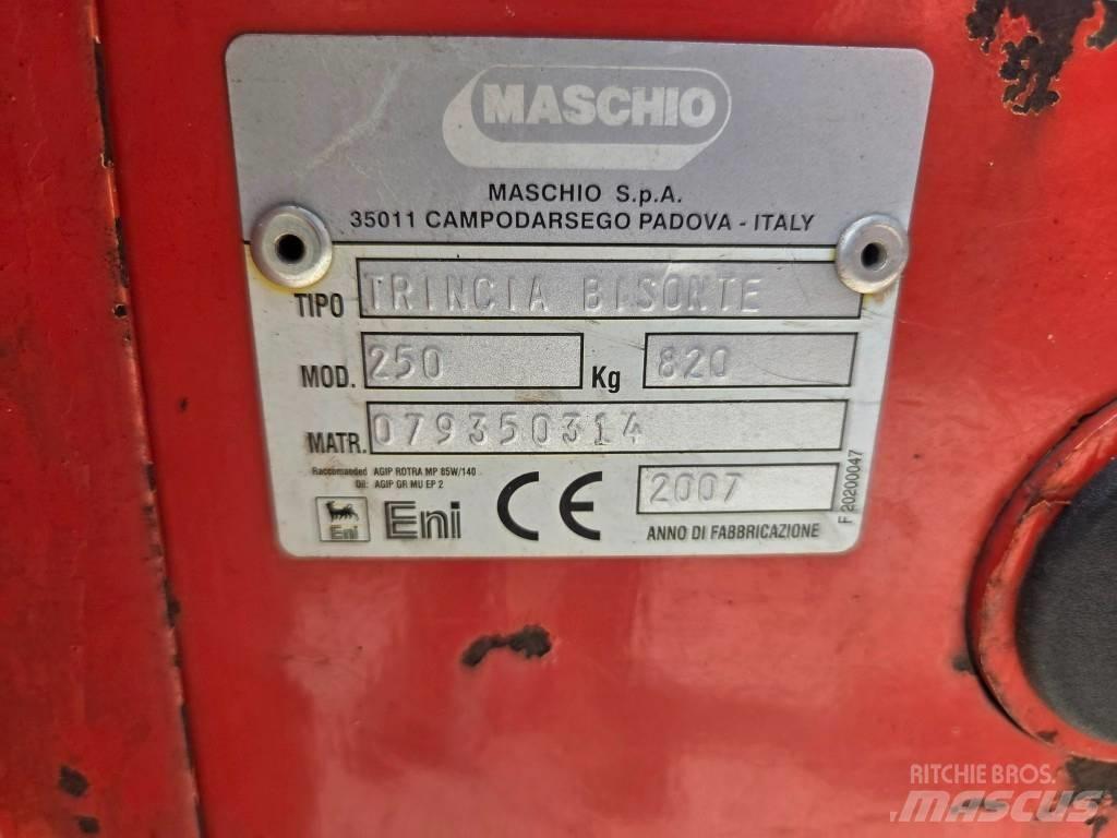 Maschio Bisonte 250 جزازات وأغطية المراعي
