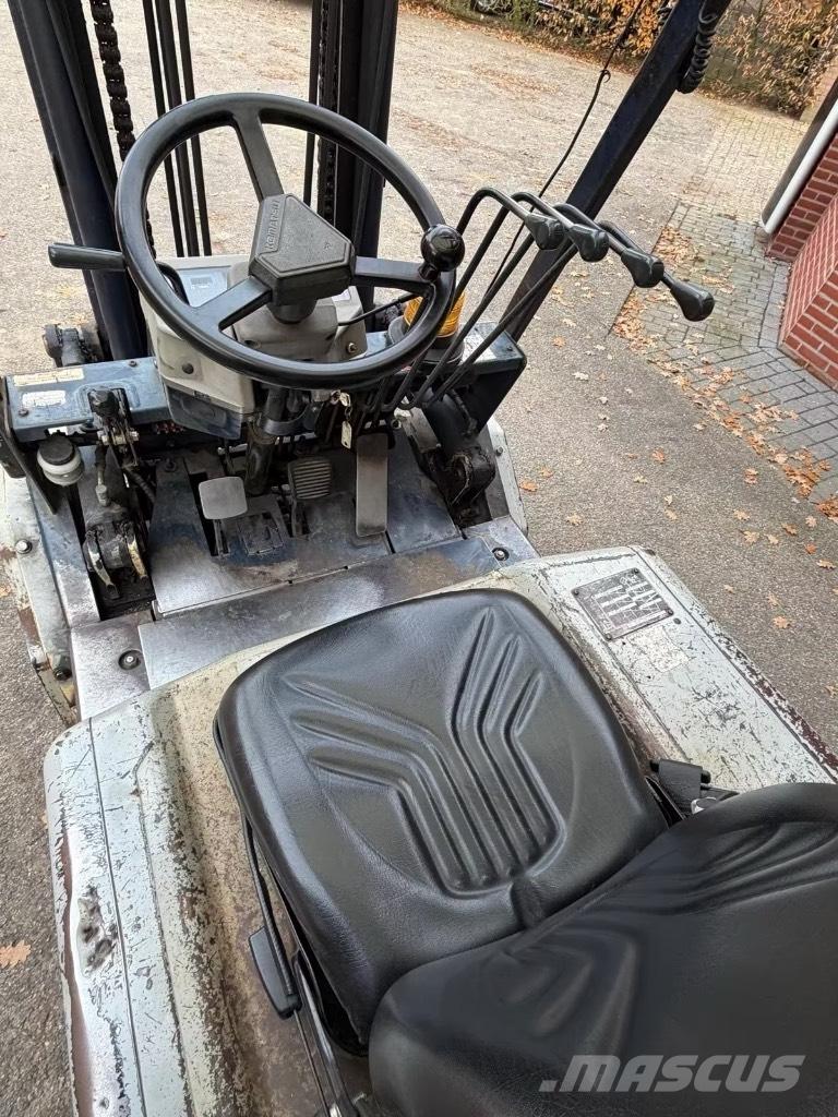 Komatsu FD30T-11E شاحنات الديزل