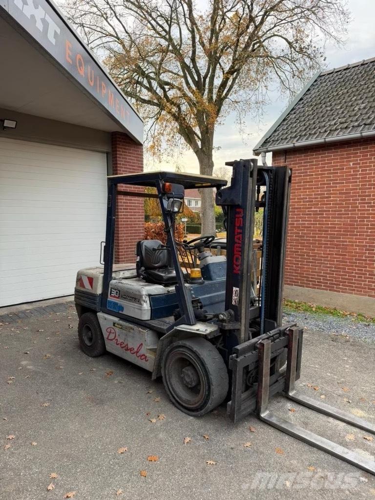 Komatsu FD30T-11E شاحنات الديزل