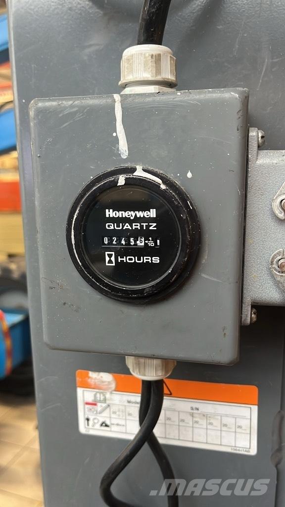 SkyJack SJ 16 رافعات مقصية الشكل