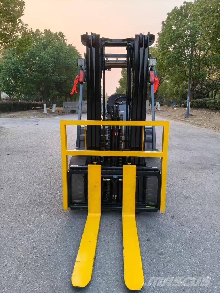 Komatsu 3.5t شاحنات الديزل