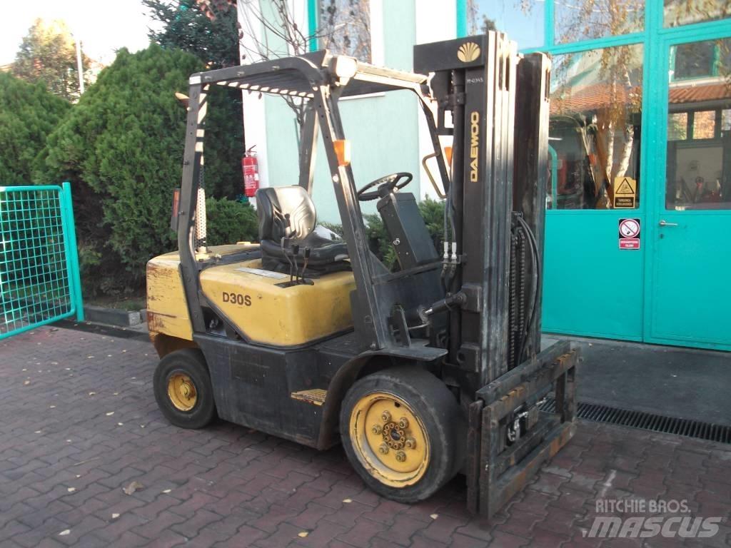 Daewoo D30S3 V-2372 شاحنات الديزل