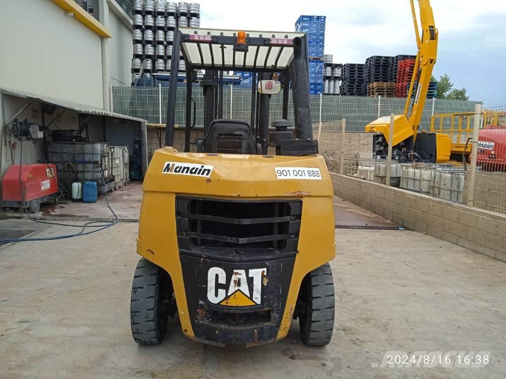 CAT DP 40 شاحنات الديزل