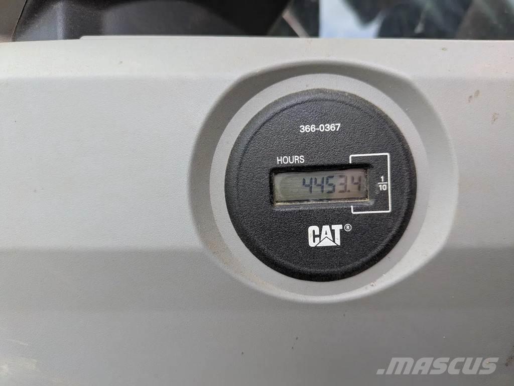 CAT 374F حفارات زحافة