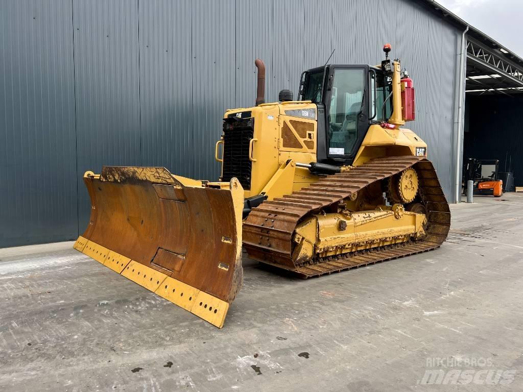 CAT D6N LGP بلدوزرات مجنزرة