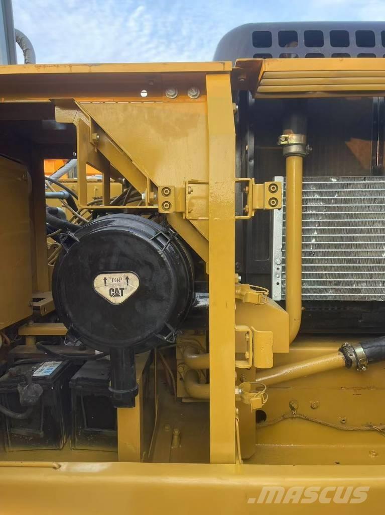 CAT 320 B حفارات زحافة