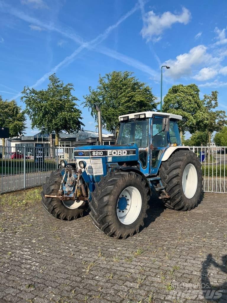 Ford 8210 III الجرارات
