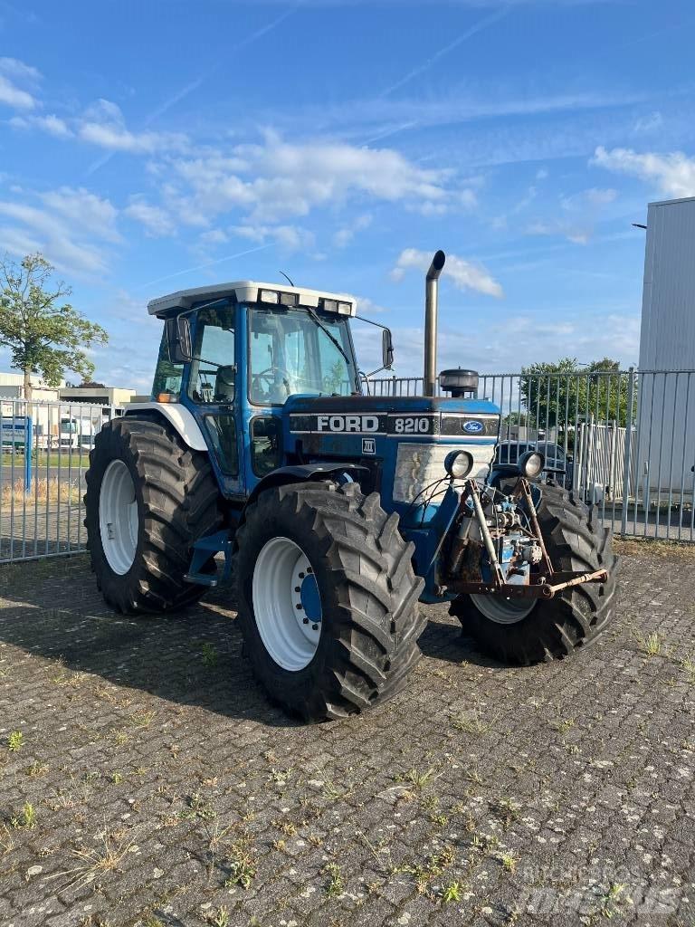 Ford 8210 III الجرارات
