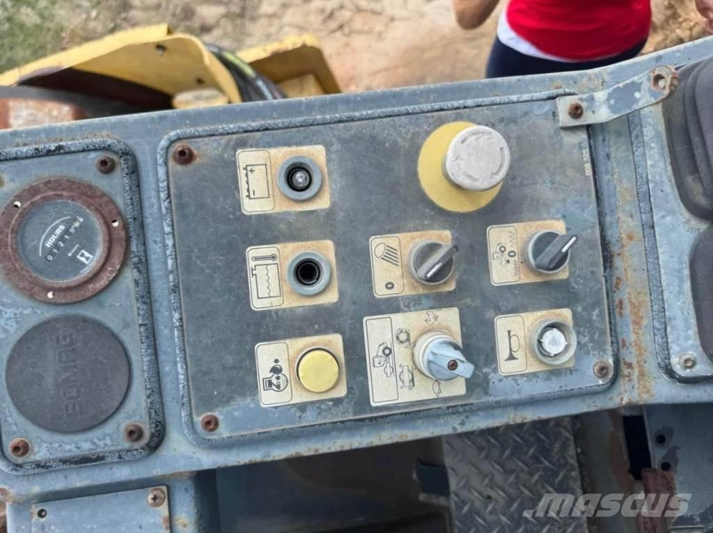 Bomag BW 211 P D-3 مداحل أحادية الأسطوانة