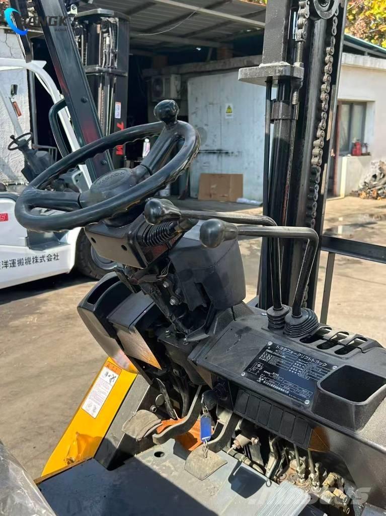 Toyota 7 FDN 30 شاحنات الديزل