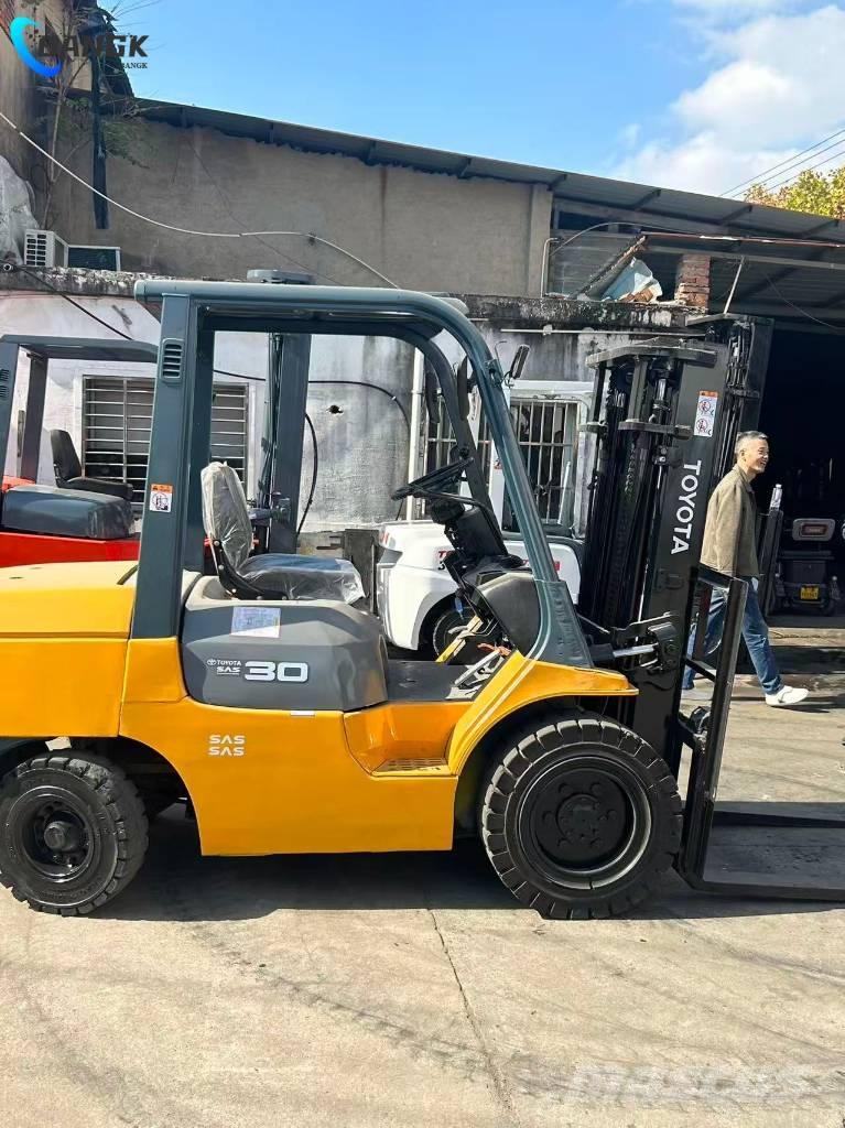 Toyota 7 FDN 30 شاحنات الديزل