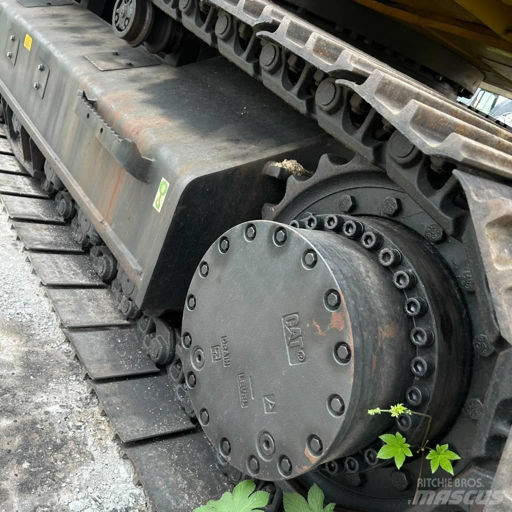 CAT 330D2 حفارات زحافة
