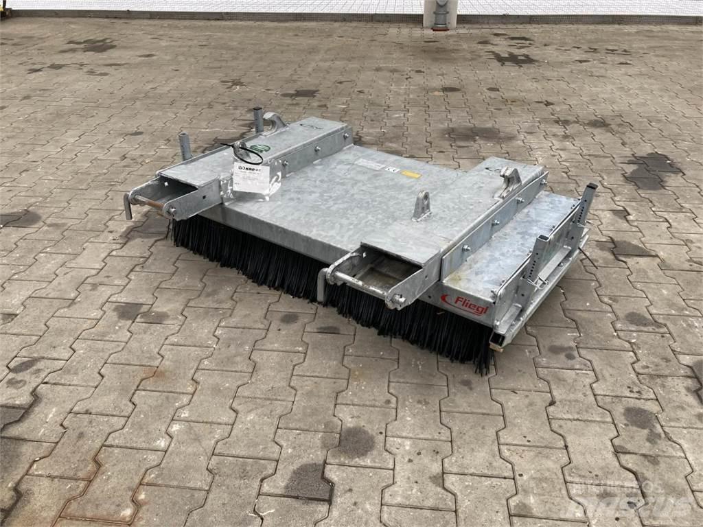 Fliegl Löwe 1,50m كناسات
