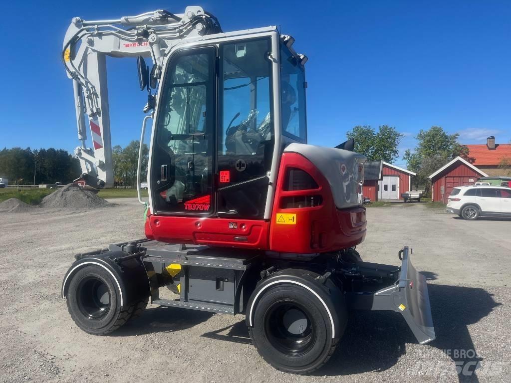 Takeuchi TB 370 W حفارات بعجل